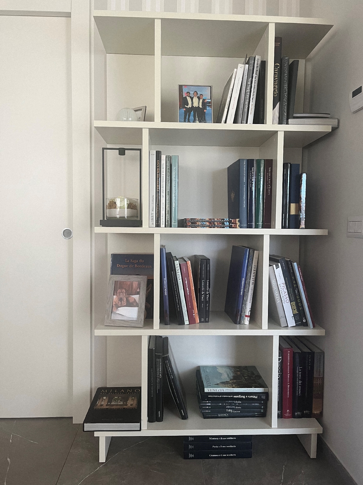 Libreria bianca su misura  in salotto moderno 